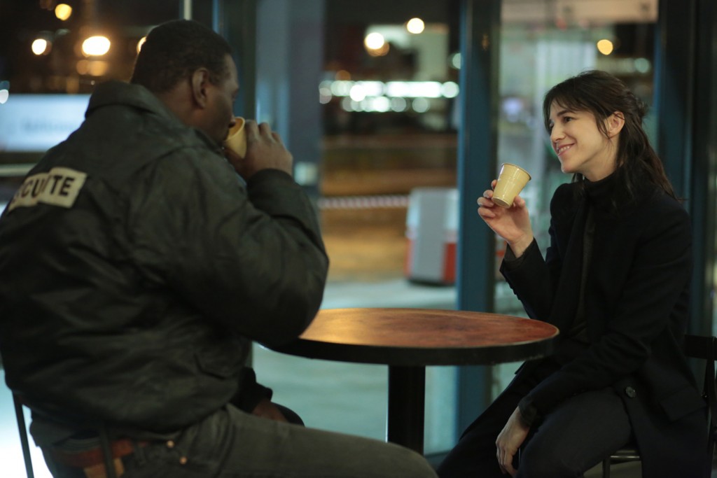 Samba (Omar Sy) et Alice (Charlotte Gainsbourg): la rencontre de deux solitudes. Samba