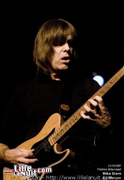 Mike Stern & String Quartet au Tourcoing Jazz Festival en live - photo n°8