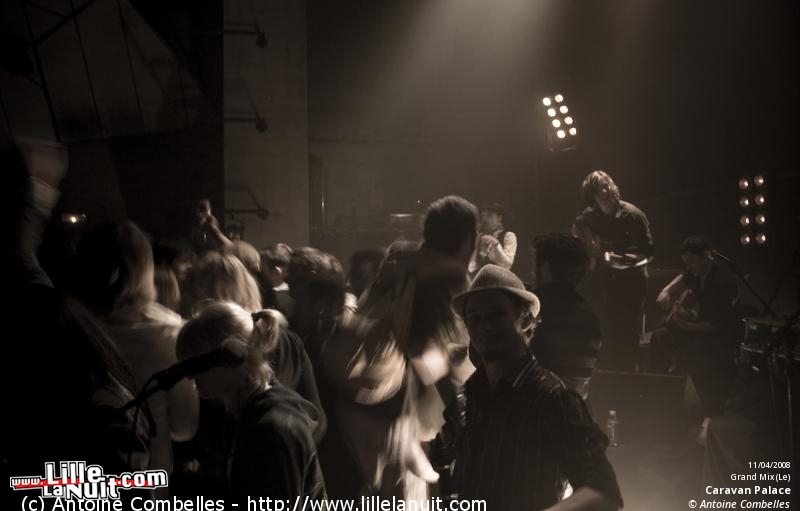 Caravan Palace et Hollie Smith au Grand Mix en live - photo n°9