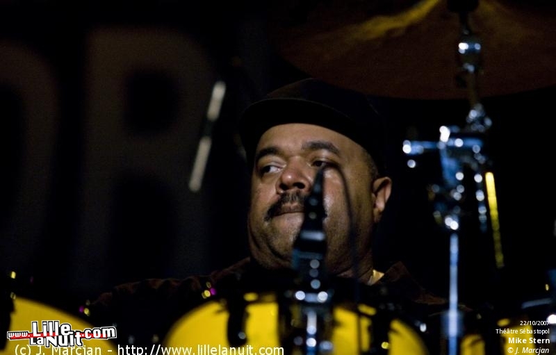Mike Stern & String Quartet au Tourcoing Jazz Festival en live - photo n°9