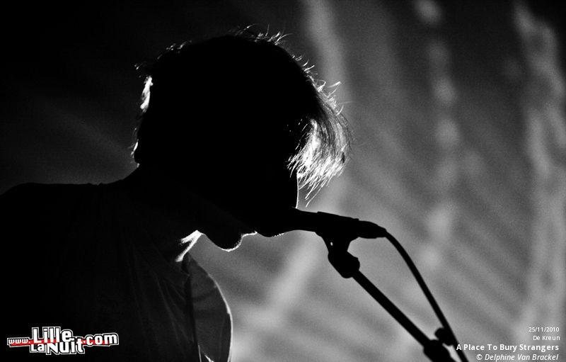 A Place To Bury Strangers + Le Cotton Club à De Kreun en live - photo n°16
