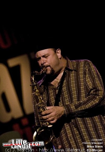 Mike Stern & String Quartet au Tourcoing Jazz Festival en live - photo n°7