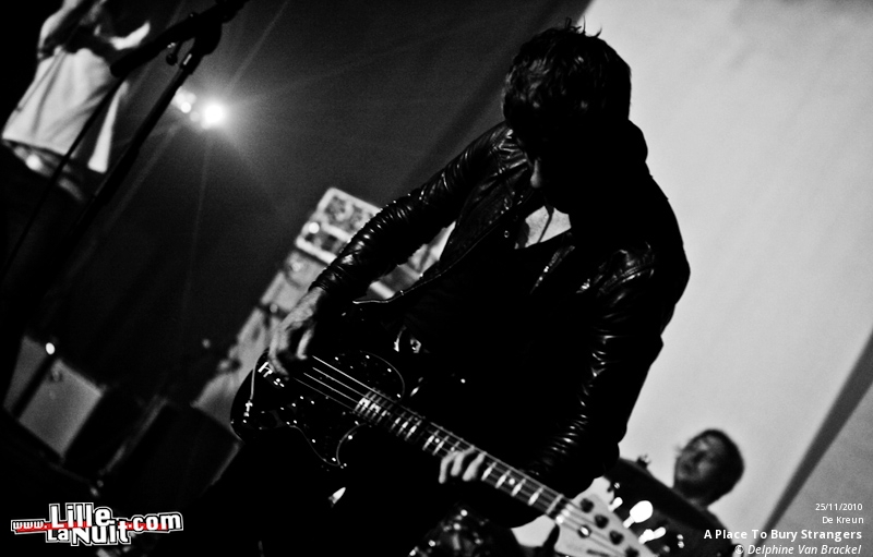 A Place To Bury Strangers + Le Cotton Club à De Kreun en live - photo n°4