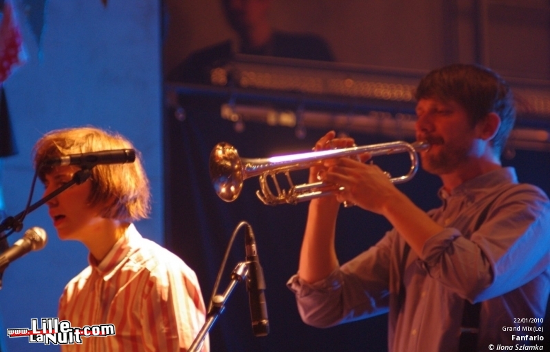 Fanfarlo & Morning Pop Star Choir au Grand Mix en live - photo n°2