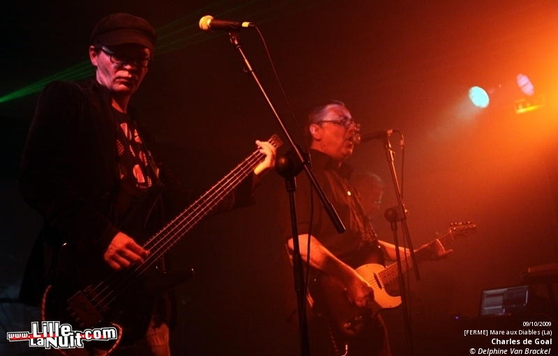 A Place To Bury Strangers + Le Cotton Club à De Kreun en live - photo n°24