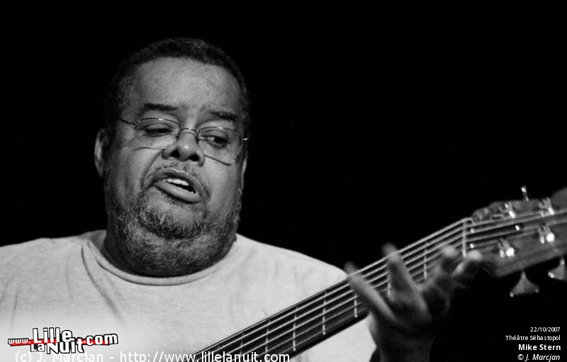 Mike Stern & String Quartet au Tourcoing Jazz Festival en live - photo n°10