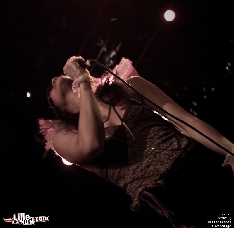 Bat for Lashes & David Walters à l’Aéronef en live - photo n°17