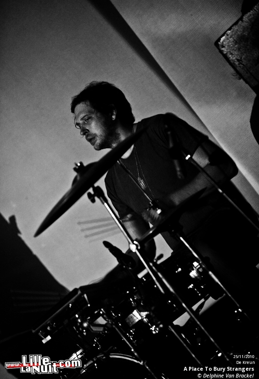 A Place To Bury Strangers + Le Cotton Club à De Kreun en live - photo n°8