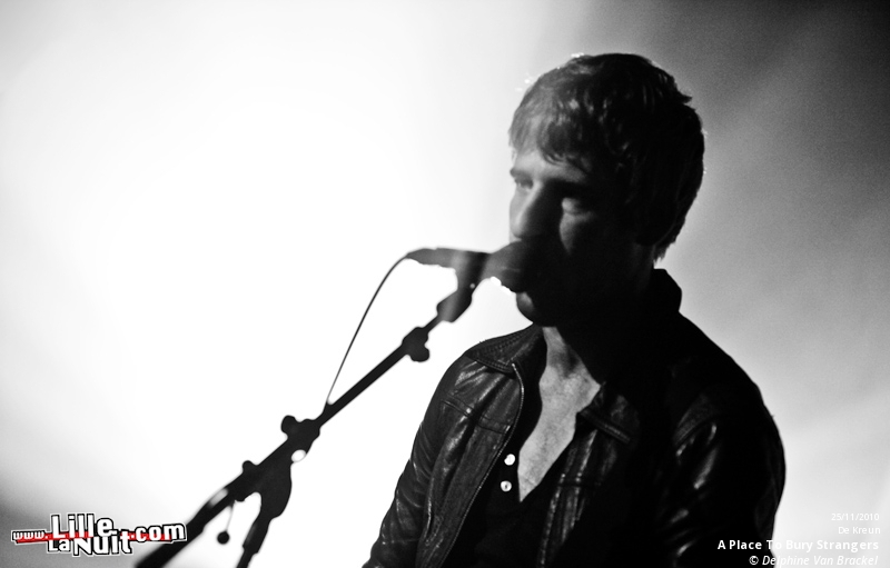 A Place To Bury Strangers + Le Cotton Club à De Kreun en live - photo n°6