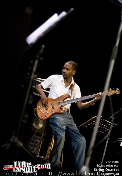 Mike Stern & String Quartet au Tourcoing Jazz Festival en live - photo n°5