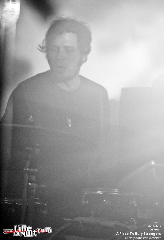 A Place To Bury Strangers + Le Cotton Club à De Kreun en live - photo n°14