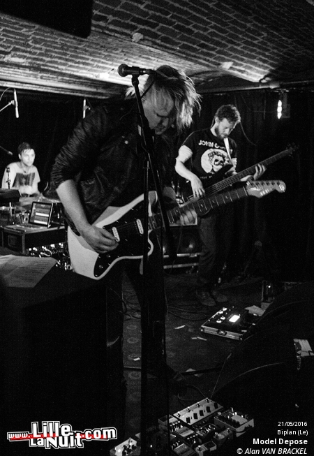 iSynth IV au Biplan : Waiting For Words + Suffocating Minds + Shiny Darkness etc. en live - photo n°8