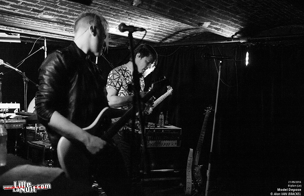 iSynth IV au Biplan : Waiting For Words + Suffocating Minds + Shiny Darkness etc. en live - photo n°1