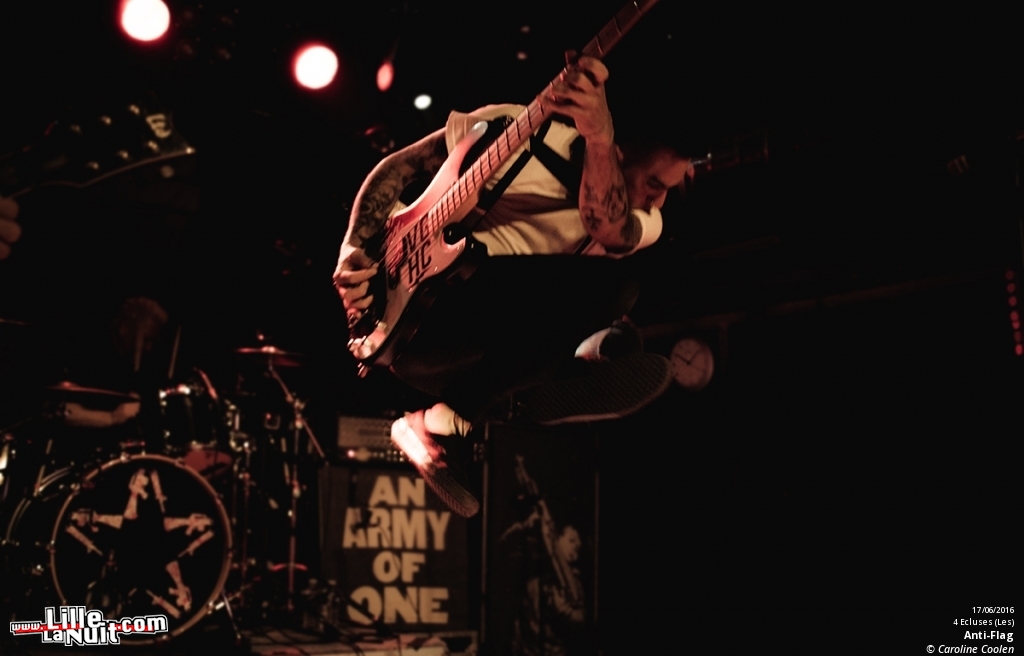 Anti-Flag + The Decline aux 4Ecluses en live - photo n°1