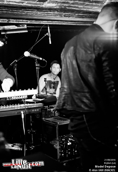 iSynth IV au Biplan : Waiting For Words + Suffocating Minds + Shiny Darkness etc. en live - photo n°14