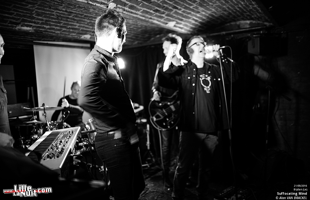 iSynth IV au Biplan : Waiting For Words + Suffocating Minds + Shiny Darkness etc. en live - photo n°1