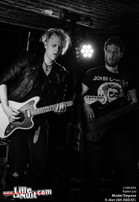 iSynth IV au Biplan : Waiting For Words + Suffocating Minds + Shiny Darkness etc. en live - photo n°4