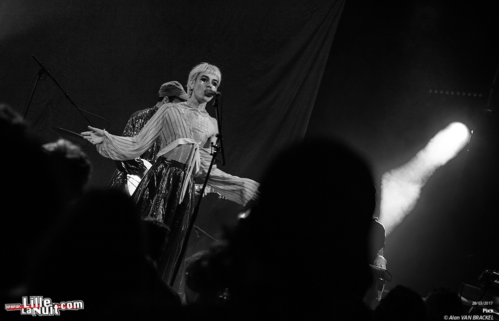 Festival Les Femmes S’en Mêlent : Austra + Pixx au Grand Mix en live - photo n°10