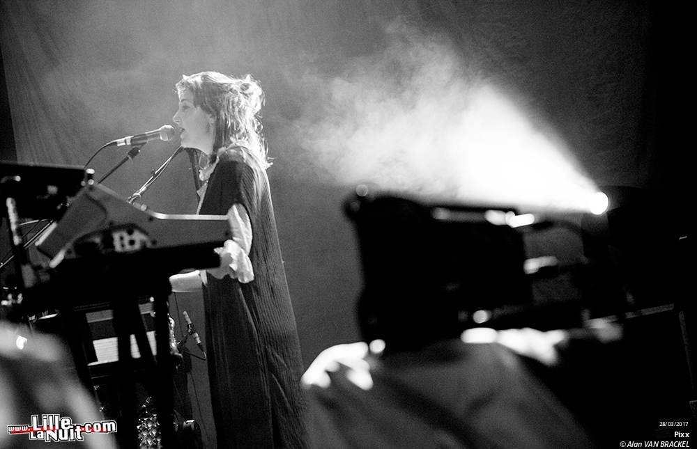 Festival Les Femmes S’en Mêlent : Austra + Pixx au Grand Mix en live - photo n°12