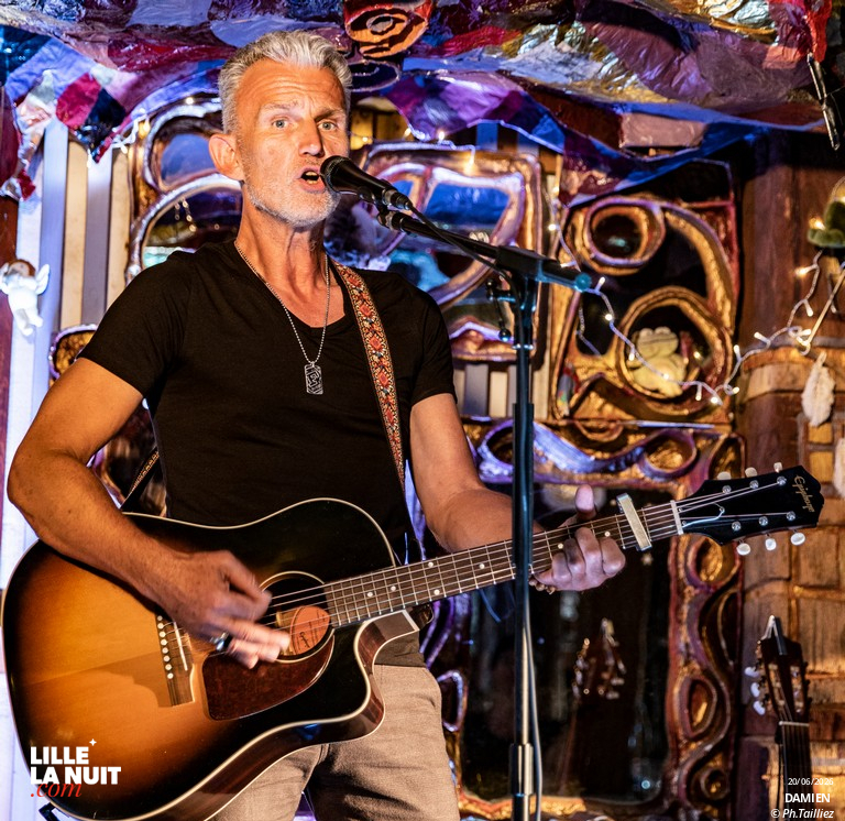 Damien, chanteur des Amis de la lune en solo à l&rsquo;estaminet Des mots à la Bouche en live - photo n°1