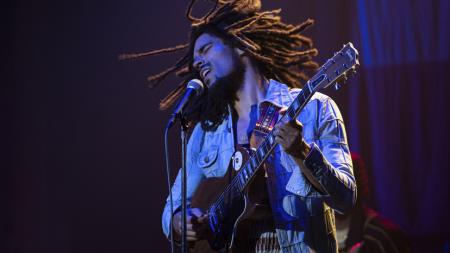 « Bob Marley : One Love » : le réalisateur Reinaldo Marcus Green et l’acteur Kingsley Ben-Adir