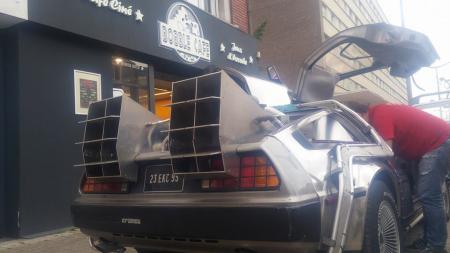 Retour vers le futur… ou plutôt vers le Bobble Café avec la DeLorean !