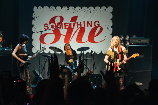 « Her Smell » : Elisabeth Moss, l’actrice de « The Handmaid’s Tale », en rockeuse dans un film rock