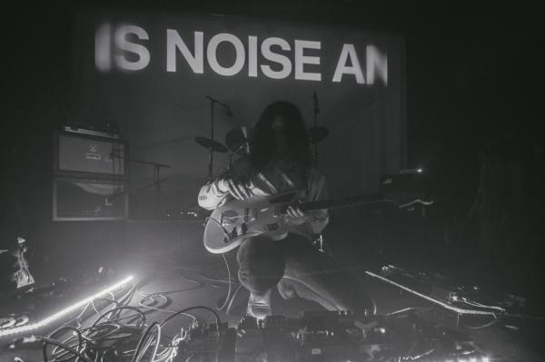 Bruit ≤ + It It Anita au Grand Mix
