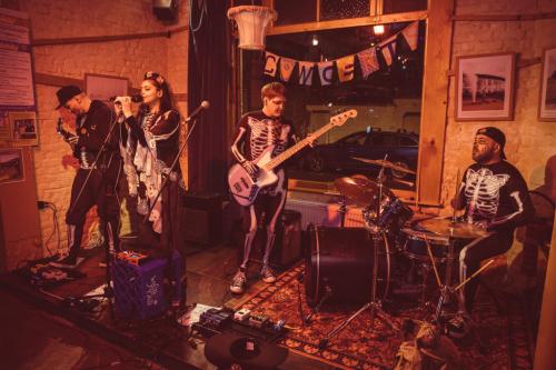 Cauliflowers + She Is The Link au Tok Ici