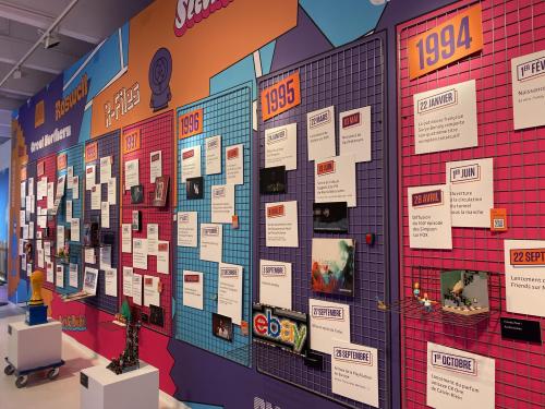 Séries Mania – L’exposition Forever 90’s au Tripostal