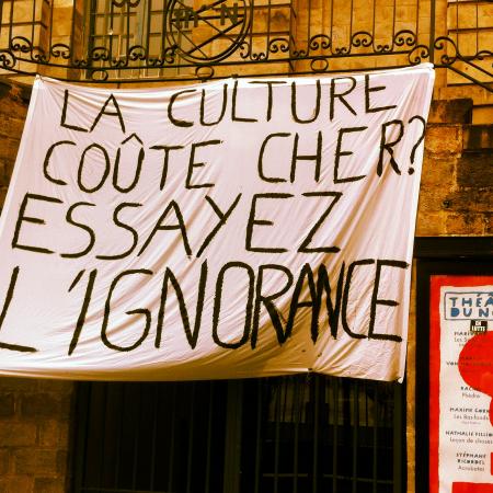 La lutte des InterLuttants devant le Théâtre du Nord