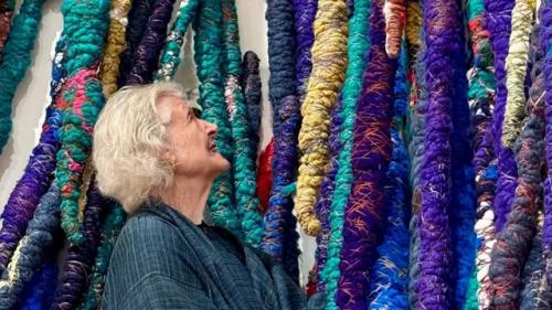 Sheila Hicks – Au-delà